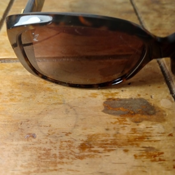 Louis Vuitton women's tortoise sunglasses - Picture 7 of 8